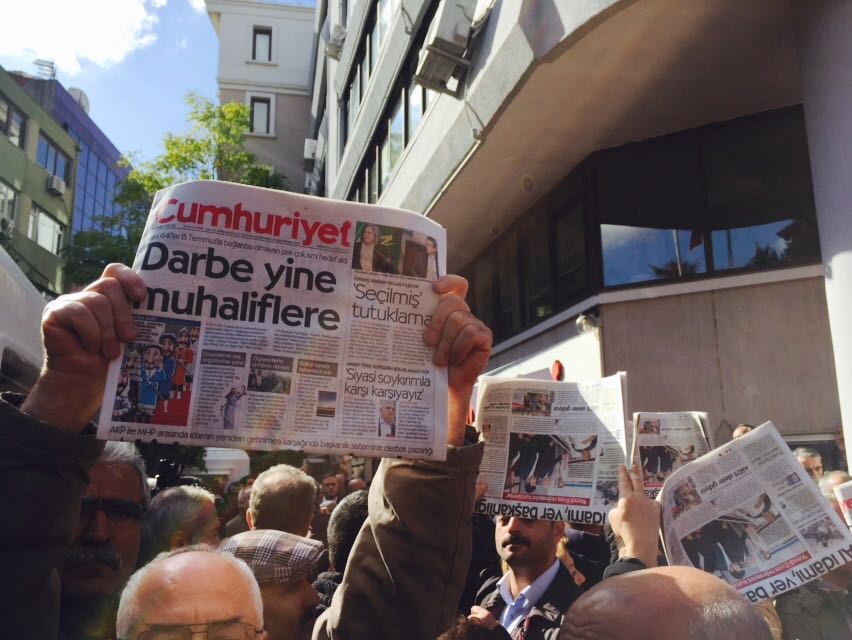 Ev baskınlarından tutuklamaya Cumhuriyet gazetesi operasyonu