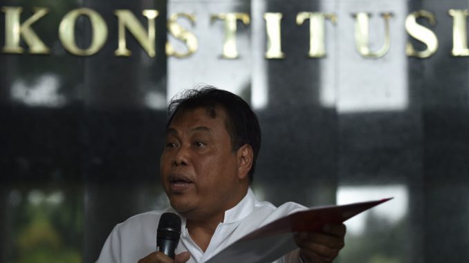 Ketua Mahkamah Konstitusi Arief Hidayat menjawab pertanyaan wartawan saat konferensi pers mengenai penetapan tersangka kepada hakim konstitusi Patrialis Akbar di Jakarta, Jumat (27/1)