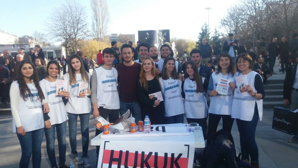 Hukuk fakültesi öğrencileri Ankara’da da halkı bilgilendirmeye devam ediyor