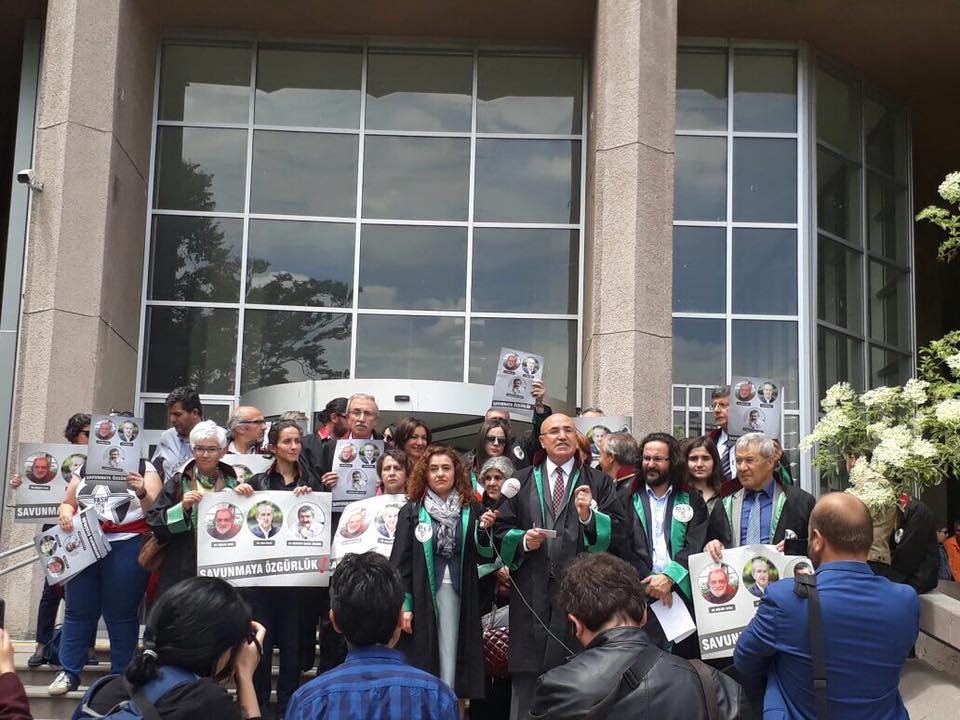 Avukatlar ülke genelinde “adalet nöbeti” tuttu