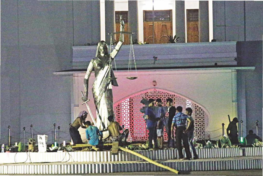 Bangladeş’te Themis heykeli “dini değerlere aykırı” denilerek yerinden söküldü