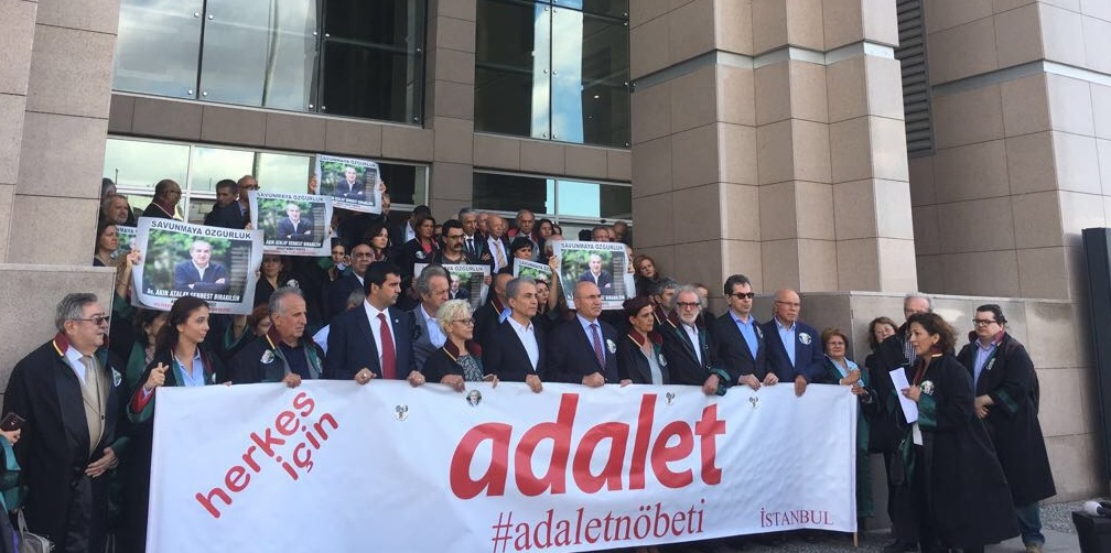 Adalet Nöbeti’ne katılan avukatlar: “Metin Feyzioğlu’nu davet ettik ama katılmadı” Adalet Nöbeti’ne katılan avukatlar: “Metin Feyzioğlu’nu davet ettik ama katılmadı”