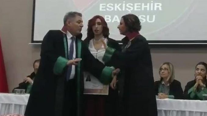 eskişehir-halkevi-yönetim-el-sıkma-protestosu