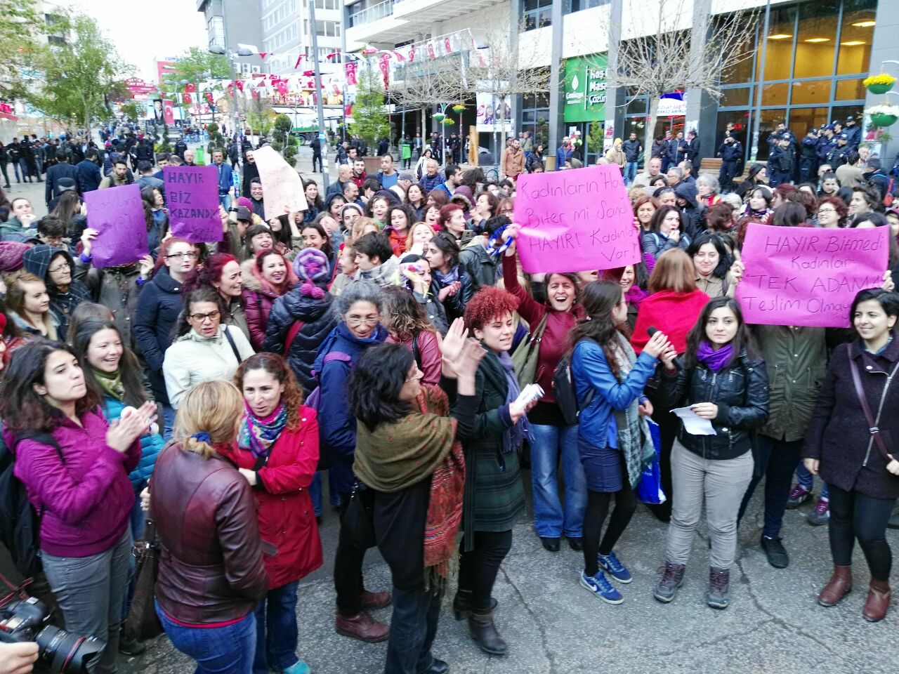 “Hırsız AKP, işbirlikçi YSK” sloganı atan kadınlara takipsizlik