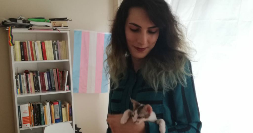 Söyleşi | İÜ Hukuk öğrencisi trans kadın Efruz’dan cinsiyet uyum ameliyatı için destek çağrısı (Sendika.Org)
