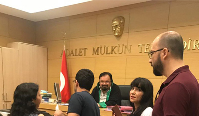 İstanbul Anadolu 2. İş Mahkemesi Hakimi Duruşmada Avukatın Etek Boyunu Ölçmeye Kalkarak Tacizde Bulundu!