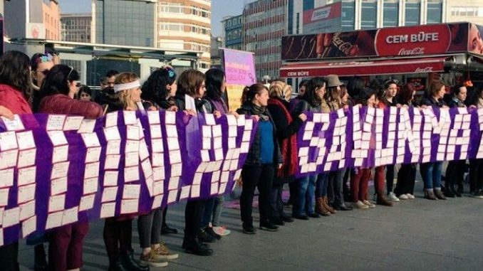 kadınlar savunmaya