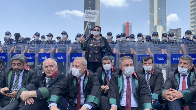 savunma-yürüyor-avukat-kanun-çoklu-baro