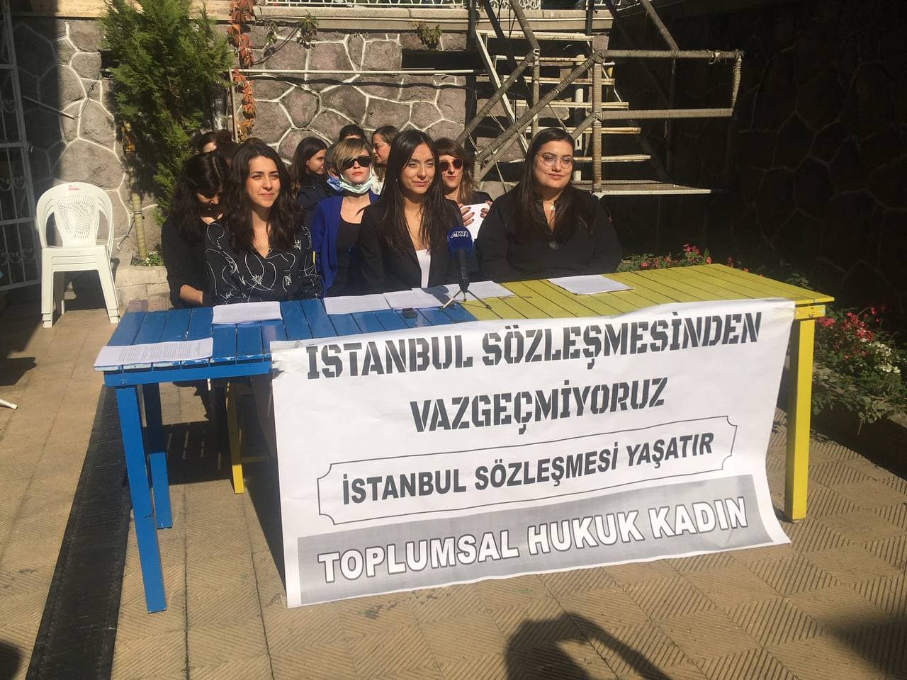 Toplumsal Hukuk Kadın tarafından hazırlanan ‘İstanbul Sözleşmesi Eylemlerinde Yaşanan Hak İhlalleri ve Cezasızlık Raporu’ basın açıklamasıyla yayımlandı